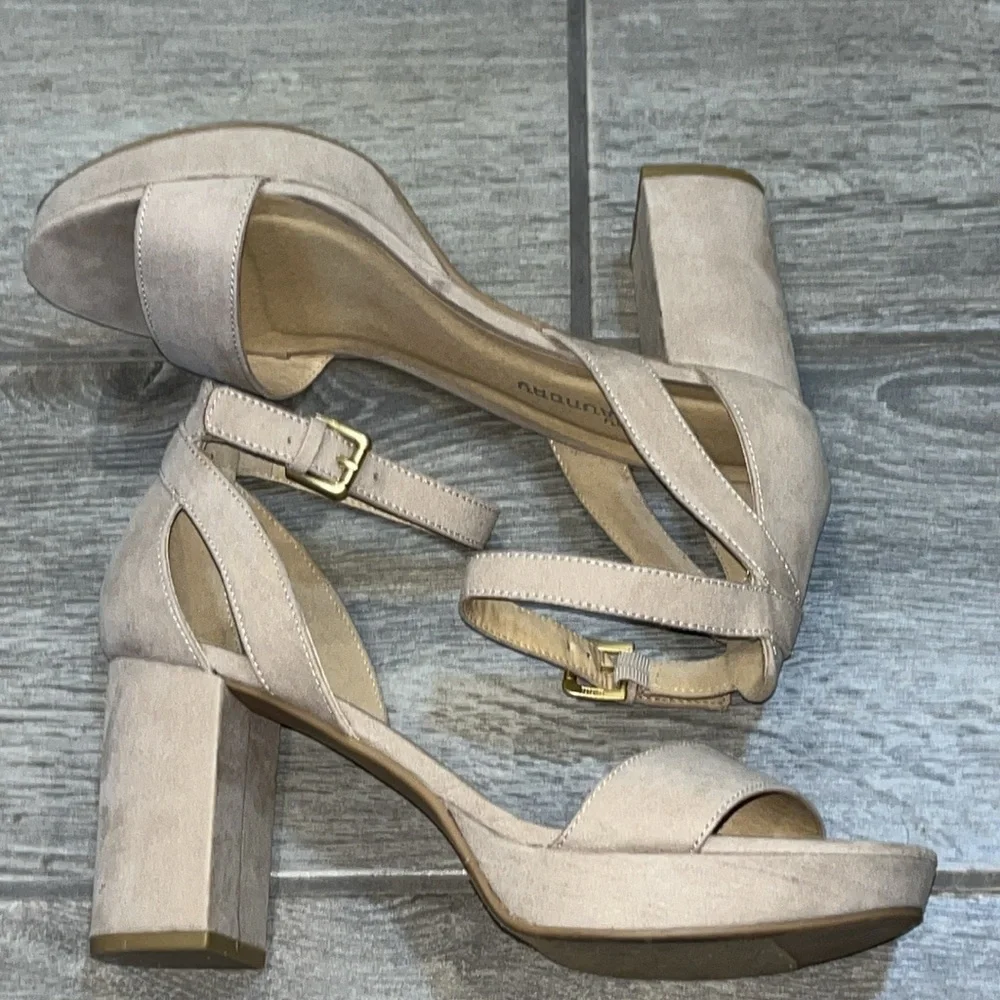 CL by Laundry Women’s Tan Suede like Block Heels with Ankle Strap size 8.5